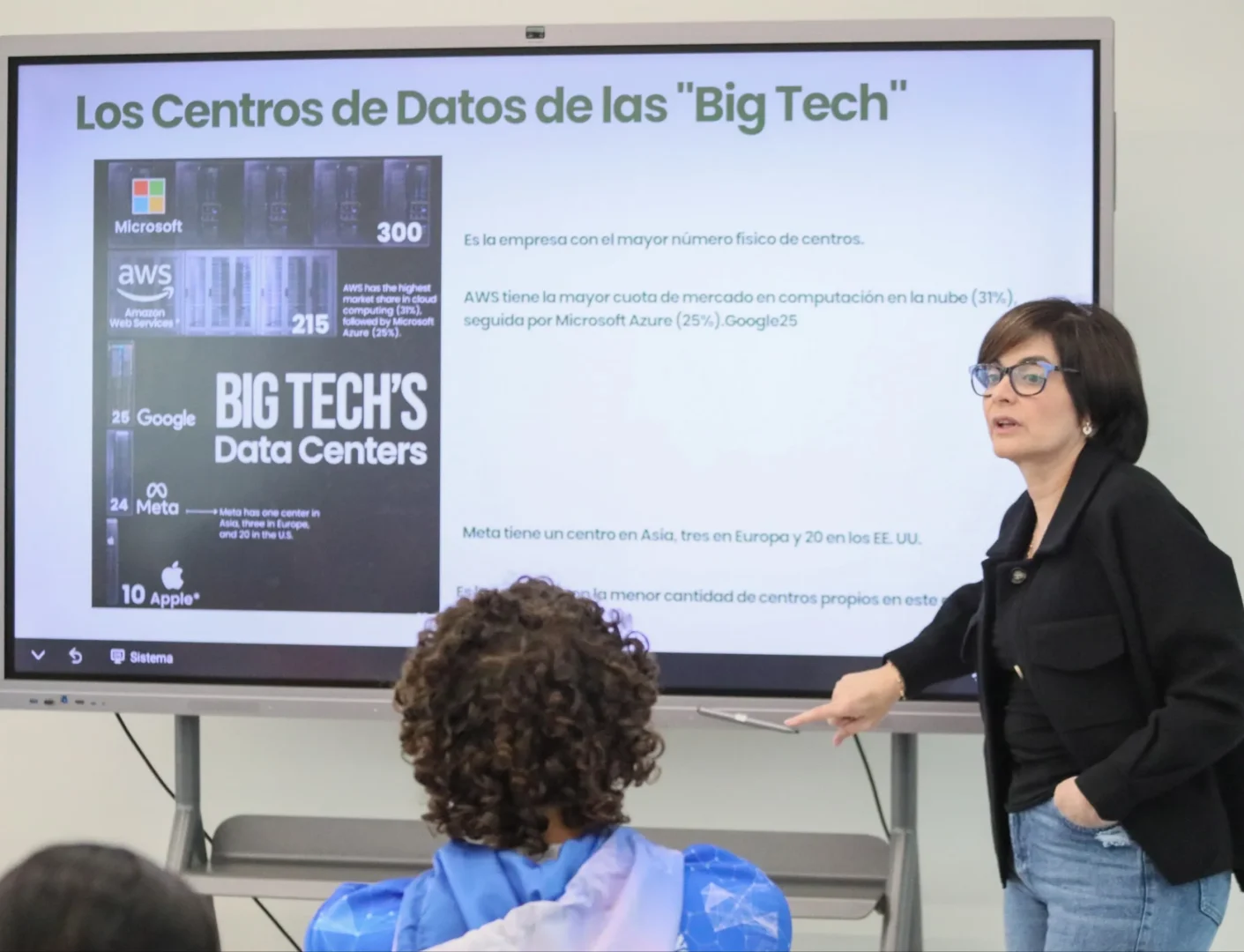 Estudiantes de la Universidad de las Ciencias debaten sobre materiales criticos y el impacto etico de las nuevas tecnologias 3