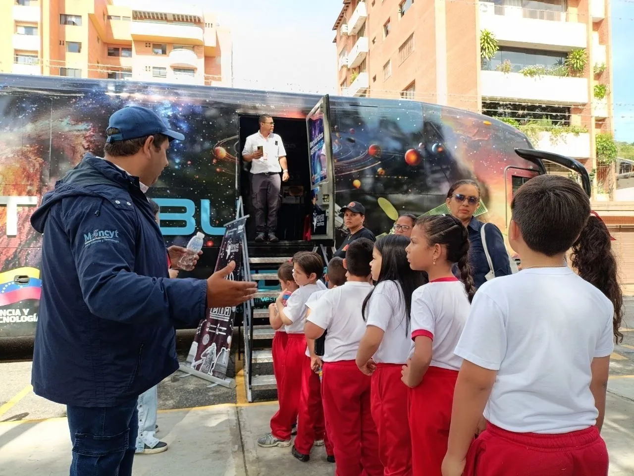 Ruta Cientifica Astronomica llega al estado Trujillo con el Astrobus para inspirar a ninos y jovenes 1