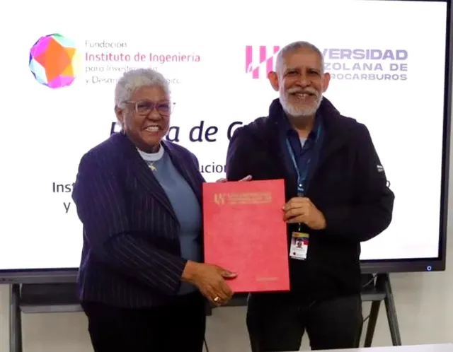 La Rectora Celia Bejarano y el Presidente Francisco Durán firmando el Convenio de Cooperación entre la UVH y el FIIIDT