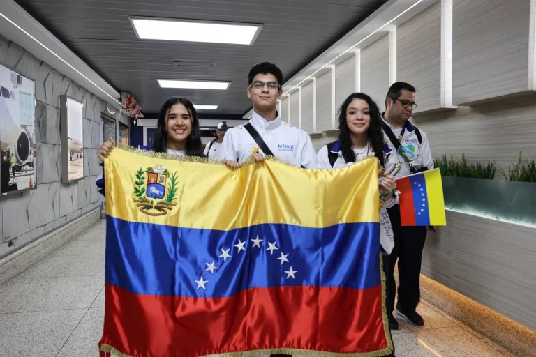 Pueblo venezolano recibe con alegría a Semilleros Científicos que participaron en la Olimpiada Mundial de Robótica Türkiye 2024 5 5078089780415278615 11zon