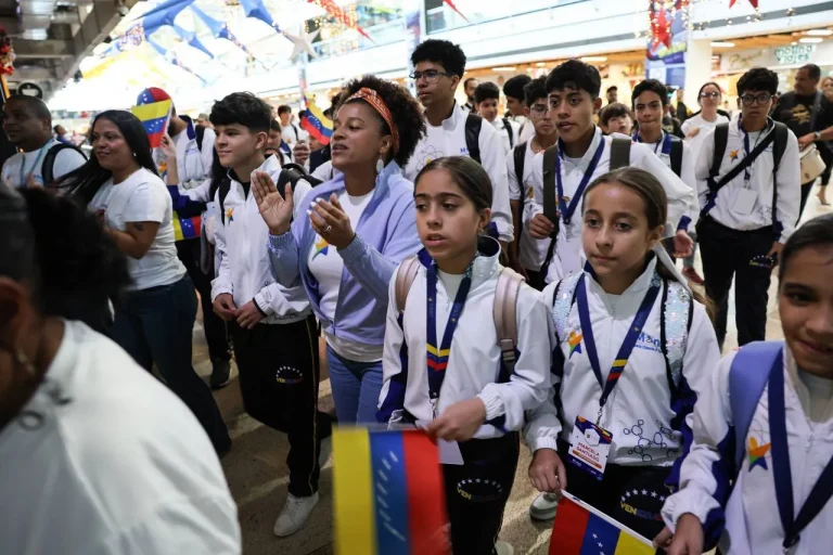 Pueblo venezolano recibe con alegría a Semilleros Científicos que participaron en la Olimpiada Mundial de Robótica Türkiye 2024 2 5078089780415278617 11zon