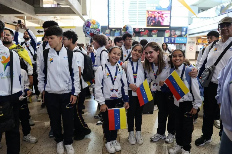 Pueblo venezolano recibe con alegría a Semilleros Científicos que participaron en la Olimpiada Mundial de Robótica Türkiye 2024 6 5078089780415278620 11zon