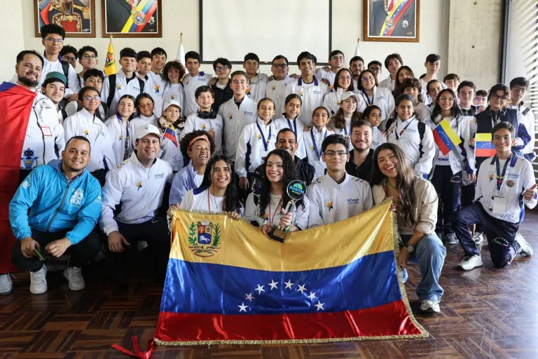 Pueblo venezolano recibe con alegría a Semilleros Científicos que participaron en la Olimpiada Mundial de Robótica Türkiye 2024 3 5078089780415278621 11zon