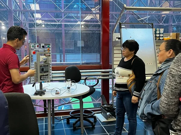 La Fundación Instituto de Ingeniería recibe el 2do grupo de Promotores de Caracas de la Gran Misión Ciencia, Tecnología e Innovación Dr Humberto Fernández Morán 9 5028656729767915131 32 11zon