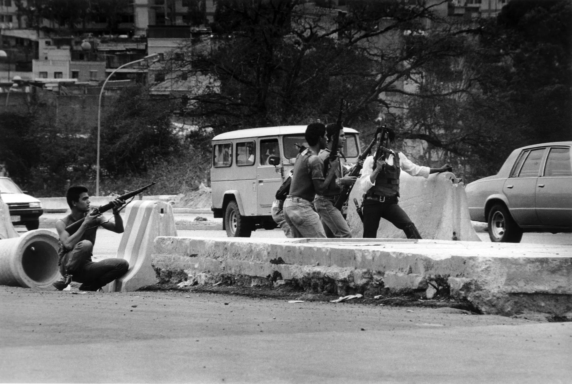 ABN_26_02_2009_262091013452Policias_de_civil_desparan_hacia_el_23_30_11zon