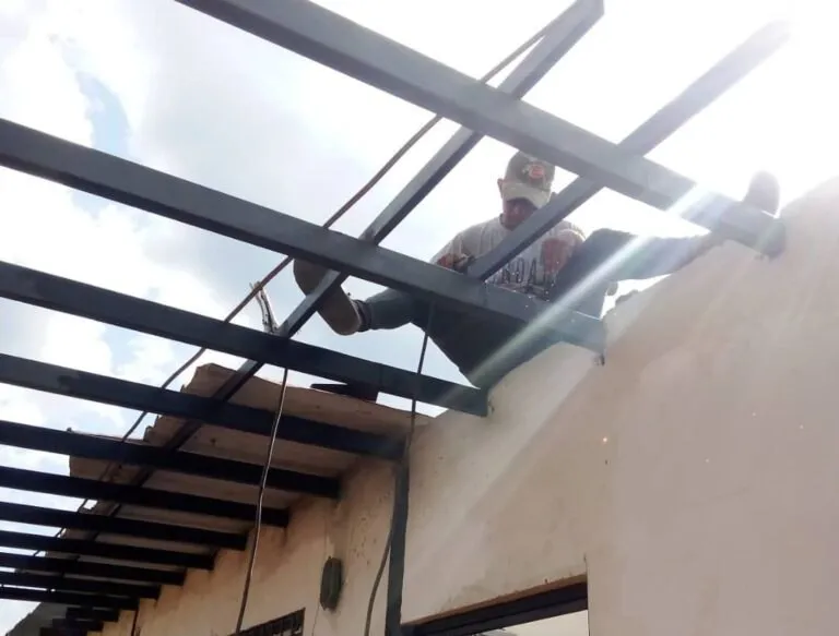 Mincyt y pueblo barines avanzan en la recuperacion del Infocentro Comunal Hugo Chavez 1