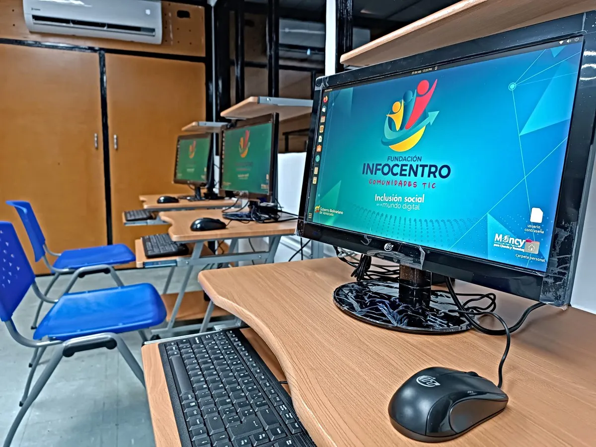 Mincyt y pueblo barines avanzan en la recuperacion del Infocentro Comunal Hugo Chavez 5