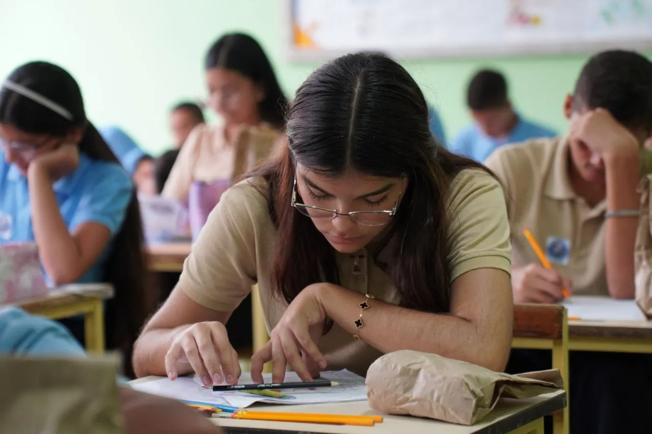 Más de siete mil jóvenes presentan prueba teórica en la I Olimpiada Venezolana de Astronomía 1 5089459138668375214_11zon