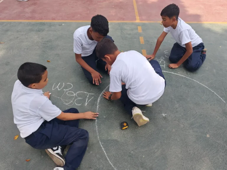Celebración del Día Internacional de las Matemáticas con el ejercicio “Descubriendo el número π” 3 5091380127216021664_11zon