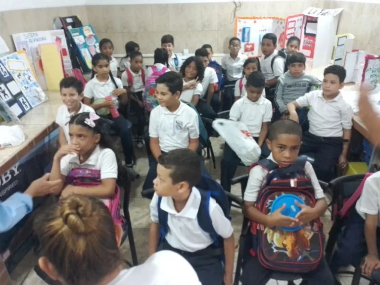 El Polo va a la Escuela despierta el interés científico de más de 900 jóvenes en Caucagüita 14 4938266054942109137_11zon
