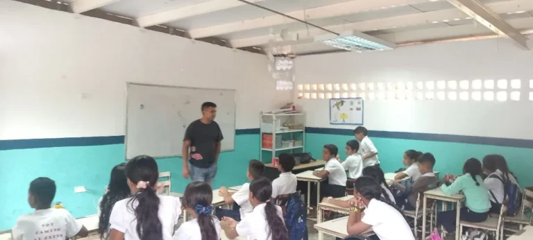 El Polo va a la Escuela despierta el interés científico de más de 900 jóvenes en Caucagüita 13 4938439361167470715_11zon