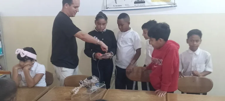 El Polo va a la Escuela despierta el interés científico de más de 900 jóvenes en Caucagüita 11 4940629798783398146_11zon