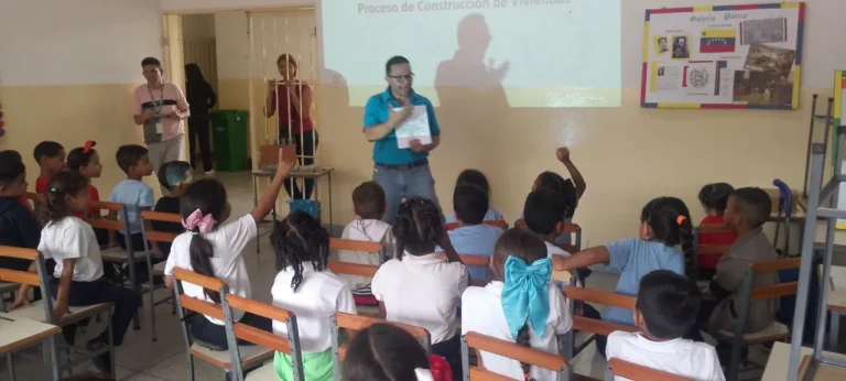 El Polo va a la Escuela despierta el interés científico de más de 900 jóvenes en Caucagüita 10 4940629798783398153_11zon