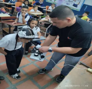 El Polo va a la Escuela despierta el interés científico de más de 900 jóvenes en Caucagüita 7 UEE Dr. José María Vargas (2)