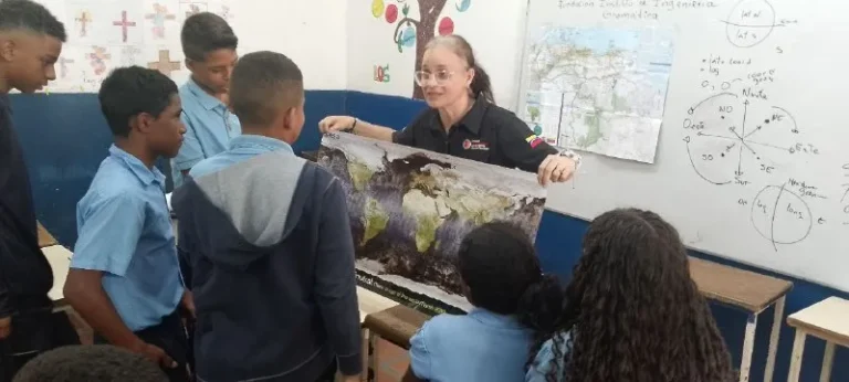 El Polo va a la Escuela despierta el interés científico de más de 900 jóvenes en Caucagüita 4 UEE Dr. José María Vargas-Galeria (2)