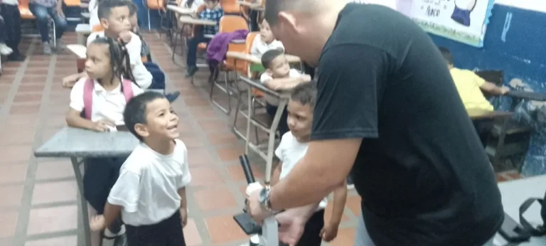 El Polo va a la Escuela despierta el interés científico de más de 900 jóvenes en Caucagüita 5 UEE Dr. José María Vargas-Galeria (24)