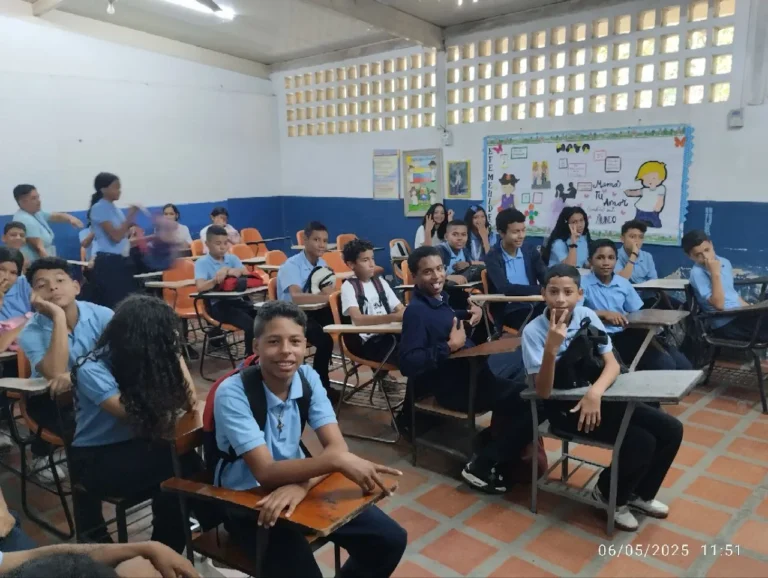 El Polo va a la Escuela despierta el interés científico de más de 900 jóvenes en Caucagüita 20 UEE Dr. José María Vargas-Galeria (25)