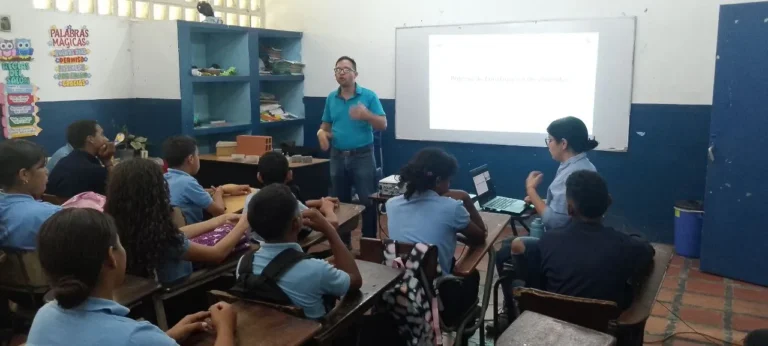 El Polo va a la Escuela despierta el interés científico de más de 900 jóvenes en Caucagüita 6 UEE Dr. José María Vargas-Galeria (26)