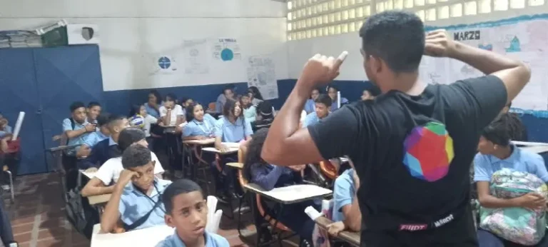 El Polo va a la Escuela despierta el interés científico de más de 900 jóvenes en Caucagüita 19 UEE Dr. José María Vargas-Galeria (5)