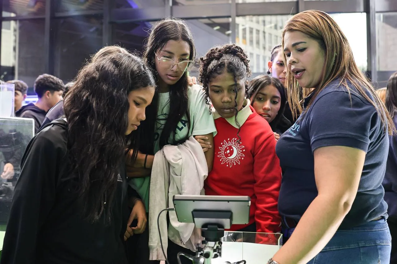 Galeria Descubriendo lo invisible abre sus puertas a estudiantes del Liceo Avila de Caracas 7