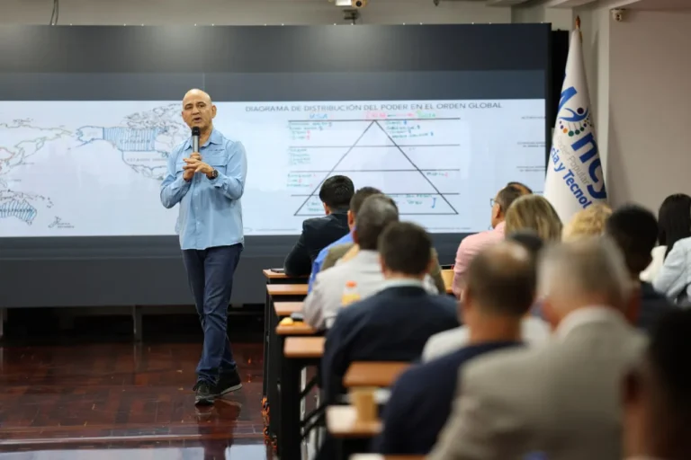 Taller de geopolítica abordó importancia de la ciencia y la tecnología en el orden mundial