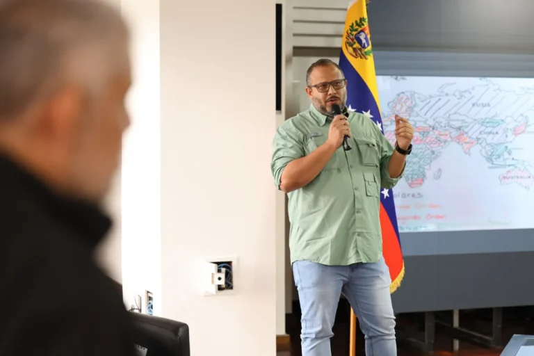 Taller de geopolítica abordó importancia de la ciencia y la tecnología en el orden mundial