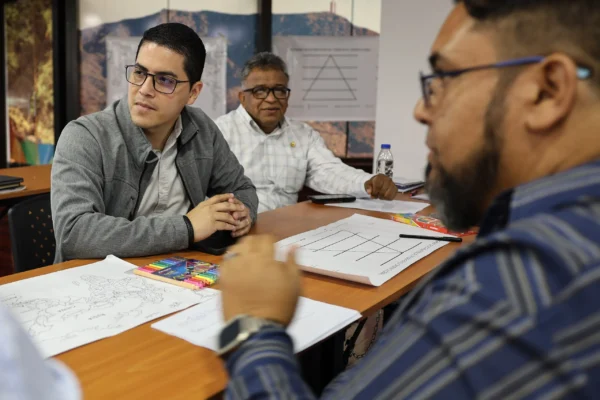 Sector ciencia y tecnología debate sobre influencia de la geopolítica mundial