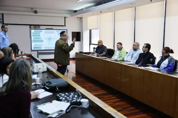 Sector ciencia y tecnología debate sobre influencia de la geopolítica mundial