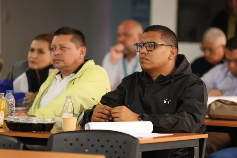 Taller de geopolítica abordó importancia de la ciencia y la tecnología en el orden mundial