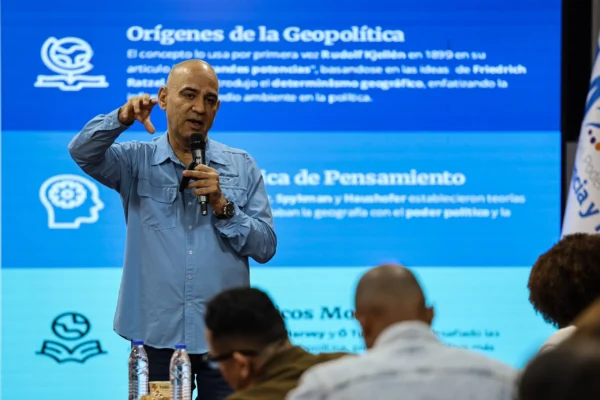 Sector ciencia y tecnología debate sobre influencia de la geopolítica mundial
