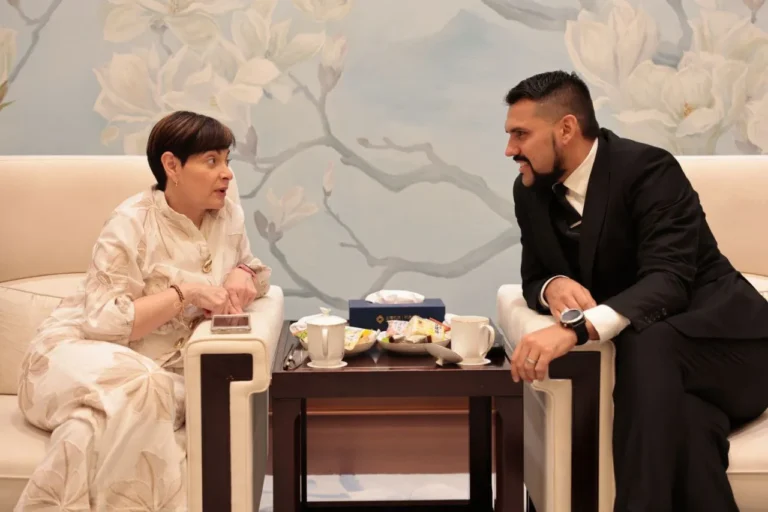 Ministra Gabriela Jiménez Ramírez arriba a Shanghai para participar en la Conferencia Mundial de IA 2025
