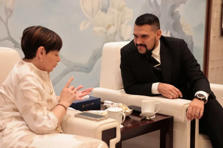 Ministra Gabriela Jiménez Ramírez arriba a Shanghai para participar en la Conferencia Mundial de IA 2025