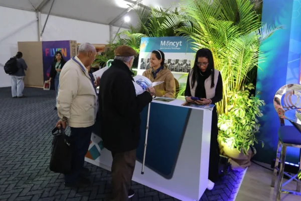 Caraqueños visitan estand del Mincyt en Filven