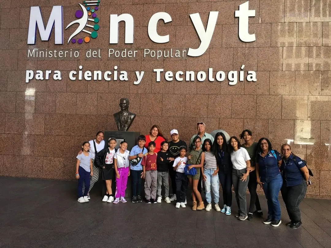 Ninos y adultos de La Vega exploran el legado de Fernandez Moran en la galeria Descubriendo lo Invisible