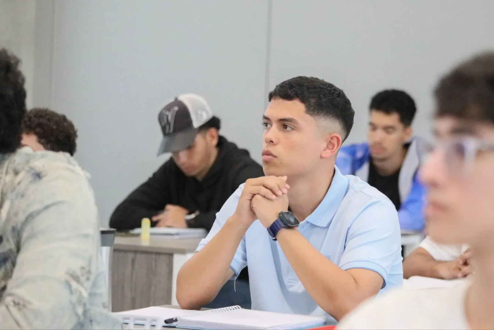 Estudiantes de la Universidad de las Ciencias debaten sobre materiales criticos y el impacto etico de las nuevas tecnologias 1