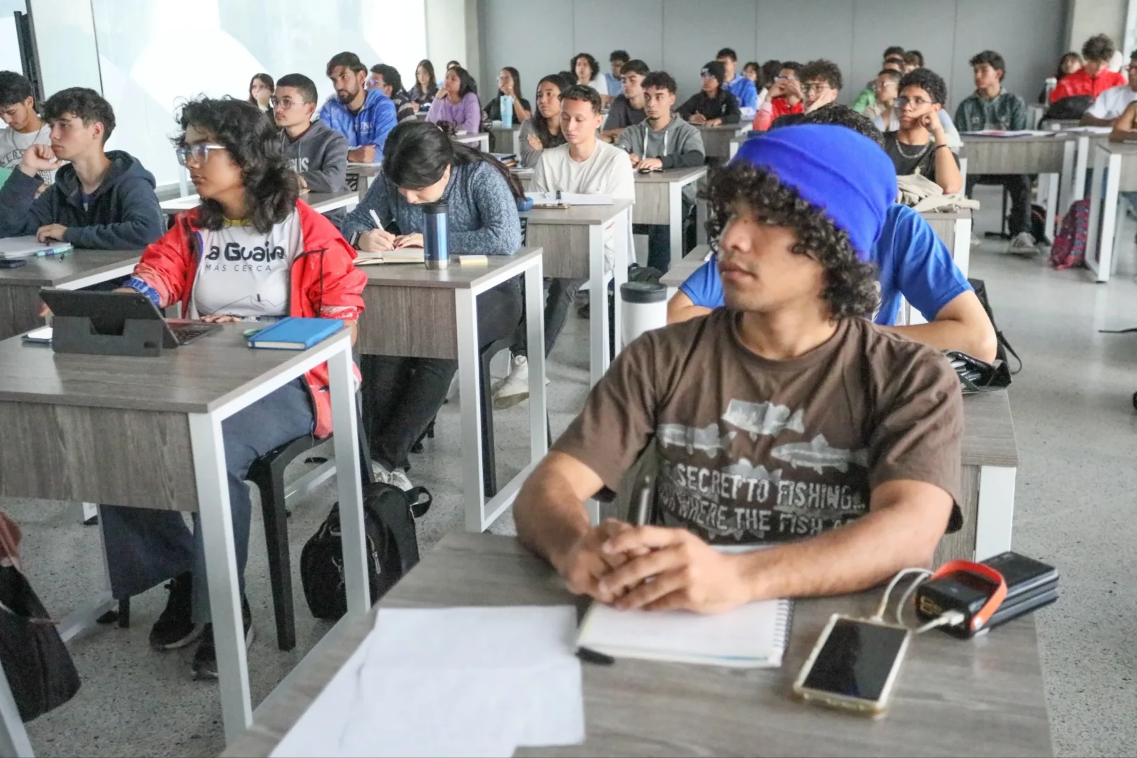 Estudiantes de la Universidad de las Ciencias debaten sobre materiales criticos y el impacto etico de las nuevas tecnologias 2