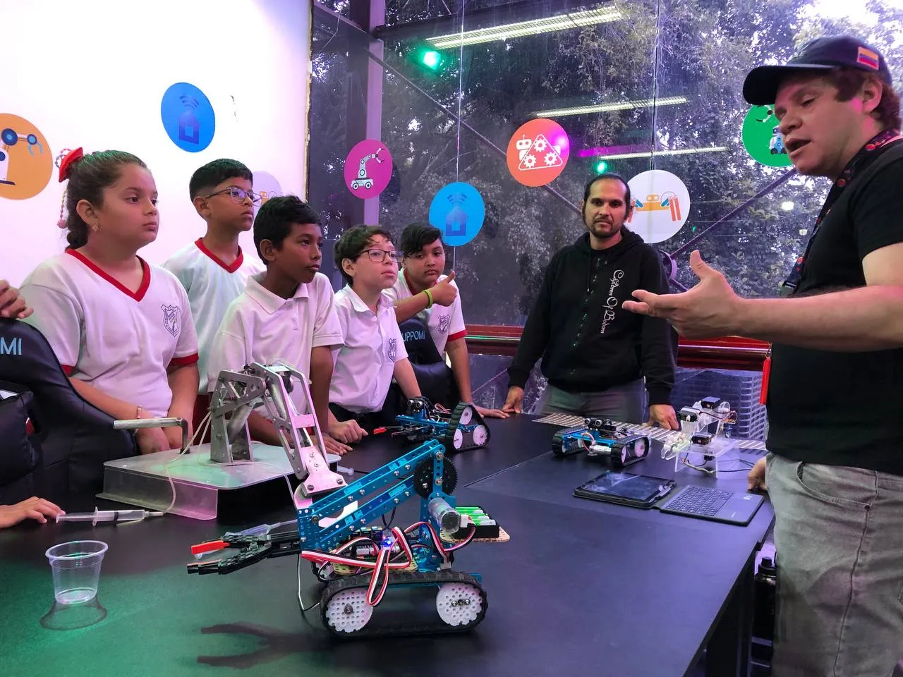 Jovenes de Miranda potencian sus habilidades roboticas y mecatronicas con la Ruta Cientifica 5