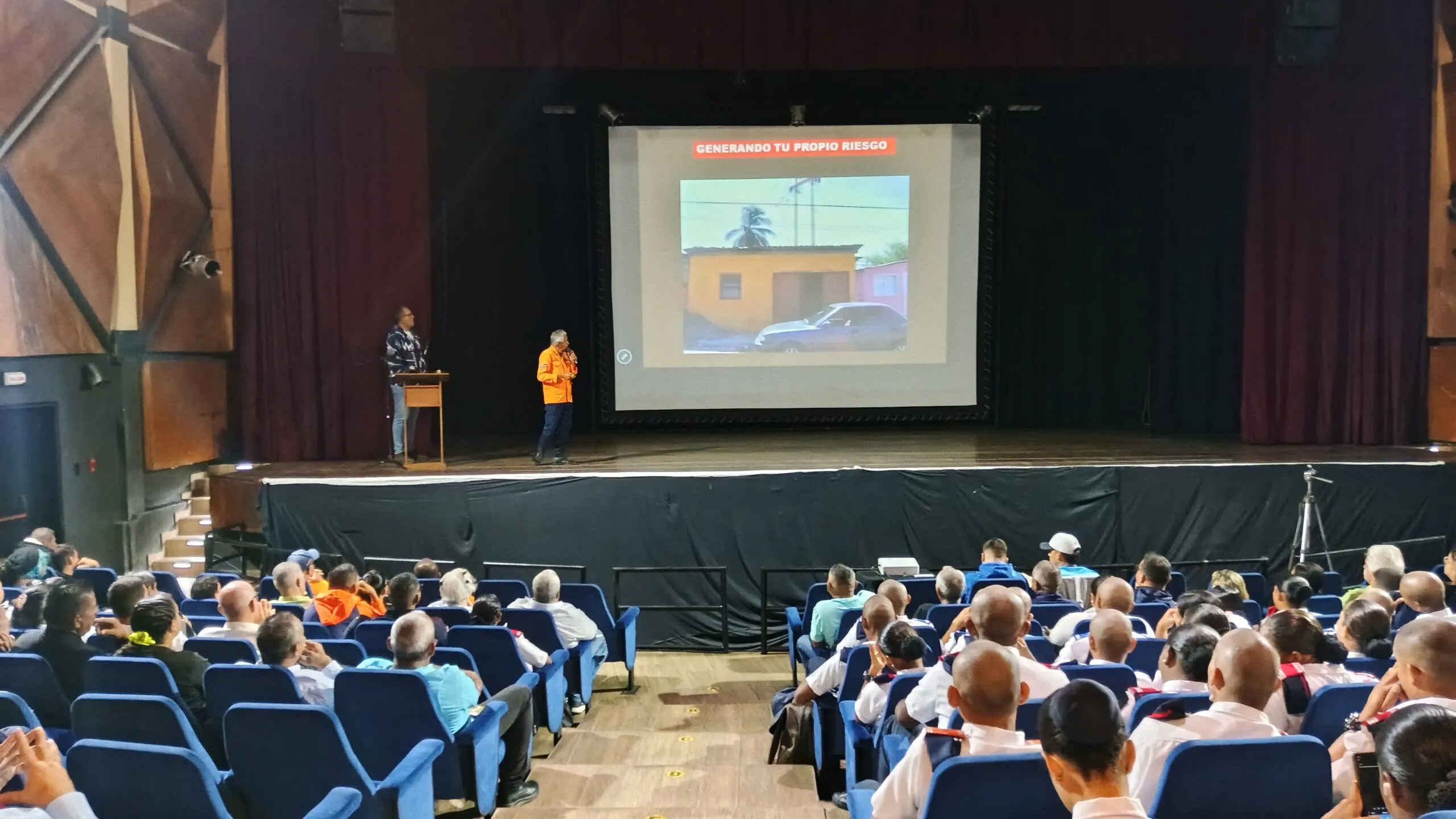 Especialistas en fisica y gestion de riesgos capacitan al pueblo sucrense en autoproteccion ante movimientos teluricos