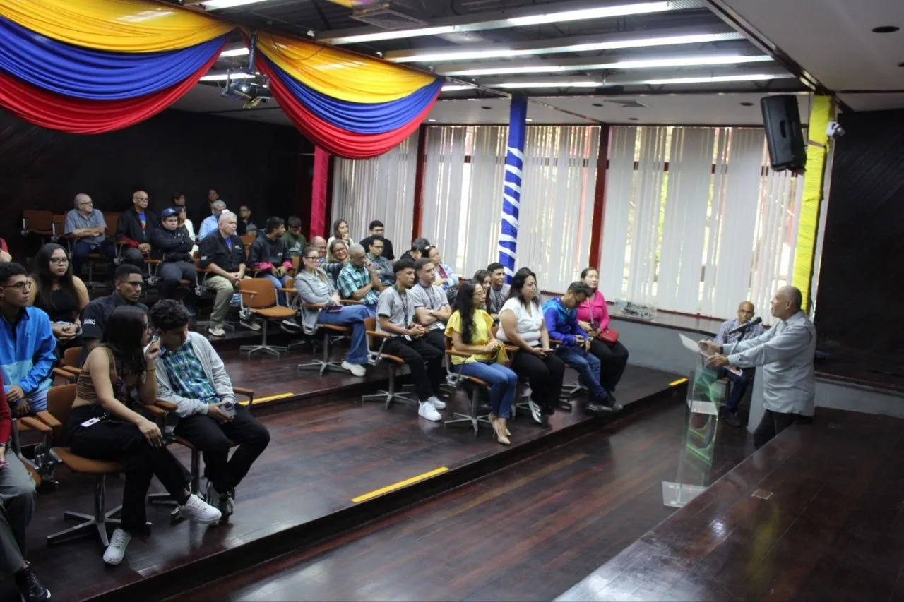 Jovenes tecnicos y universitarios de la Gran Caracas innovan y aprenden haciendo en el Instituto de Ingenieria 2